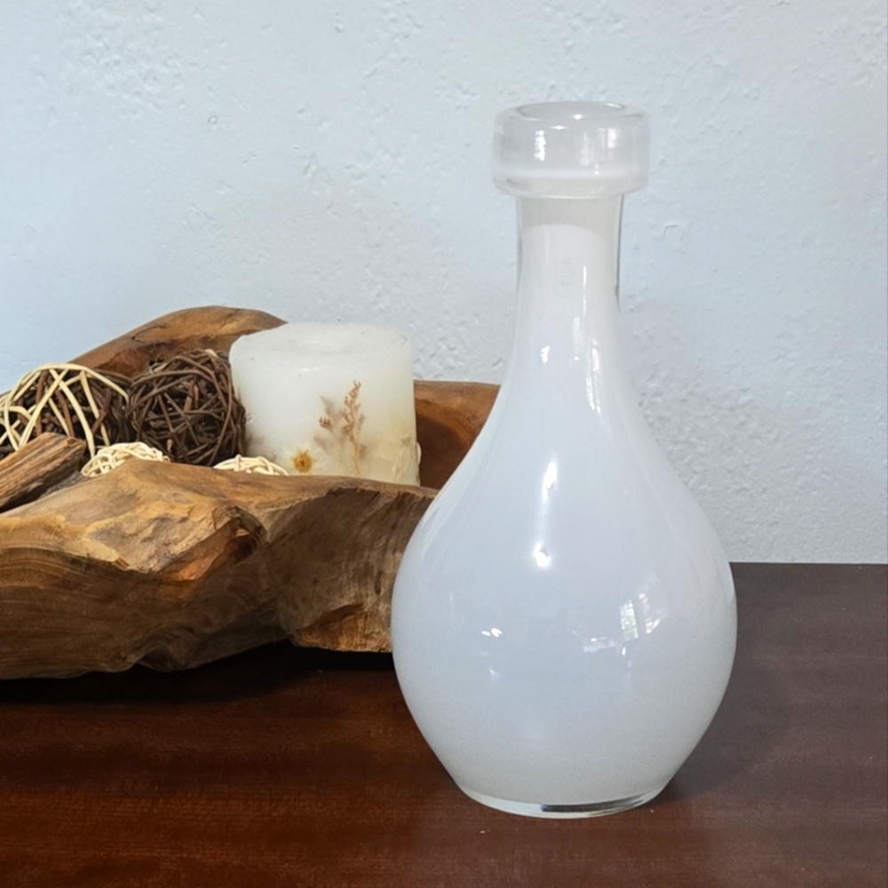 THOMAS O'BRIEN REED &BARTON HAND BLOWN MILK WHITE VASE
